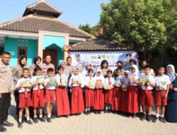 Distribusikan Ribuan Buku Untuk Anak-anak SD, Polres Rembang Tingkatkan Literasi