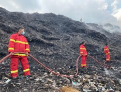 Bantu Kebakaran di TPA Putri Cempo Mojosongo Solo, Personil Polres Sukoharjo Diterjunkan