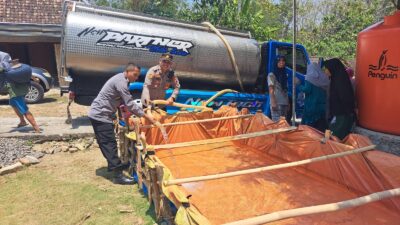 Polsek Sragen Kota Kirim 7 Tangki Air Bersih Berkapasitas 8500 Liter Untuk  Warga Tangen Alami Kekeringan