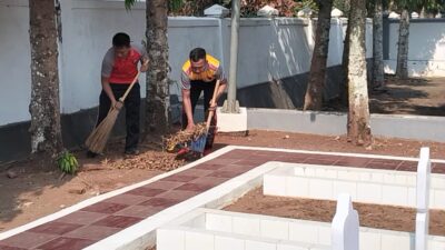 Bersihkan TMP Kadilangu Batang, Personel TNI Polri Peringati Hari Kesaktian Pancasila