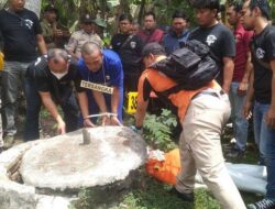 Rekonstruksi Pembunuhan di Cilacap: Ida Tewas Ditebas Golok, Mayat Dibuang ke Septic Tank