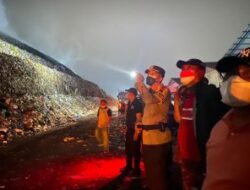 Respon Cepat Kapolresta Surakarta Pimpin Langsung Pemadaman Kebakaran TPA Putri Cempo Solo