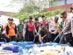 Terdampak Kekeringan, Masyarakat di Banjarnegara, Terima Bantuan Air Bersih dari TNI-Polri