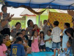 Sambangi Anak Terdampak Unras, Polwan Polda Kalteng Ajak Belajar Bersama