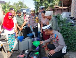 Sat Lantas Polresta Pati Distribusikan Puluhan Ribu Liter Air Bersih untuk Sejumlah Kecamatan yang Terdampak Kekeringan