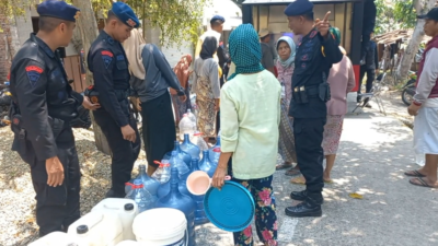 Satbrimob Polda Jateng Salurkan 20.000 Liter Air Bersih