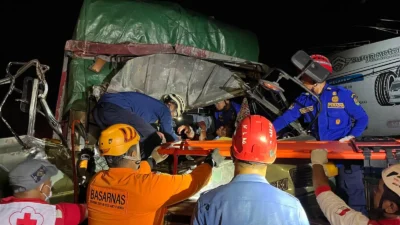 Sopir Truk Terjepit Kabin Selama 45 Menit usai Seruduk Tronton