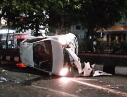 Tabrak Lari di Jalan Jensud Semarang, Mobil Vios Berisi Tiga Penumpang Terguling