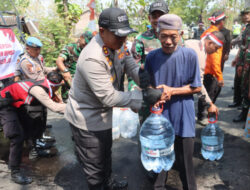 Warga Terdampak Kekeringan Terima Bantuan Air Bersih dari Polres dan Kodim Sukoharjo