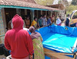 Bripka M.Baidowi Dampingi Pendistribusian Bantuan Air Bersih di Desa Kletek Kecamatan Pucakwangi