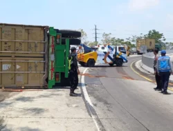 Kecelakaan di Tol Solo-Sragen, Truk Angkut Pasir Kucing Seberat 28 Ton Terguling