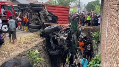 Truk Kontainer Tabrak Mobil-Motor di Flyover Kretek Brebes