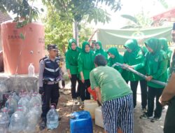 Peduli Warga Desa Gebang yang Terdampak Kekeringan, Bhabinkamtibmas Polsek Gabus Dampingi Penyaluran Air Bersih dari Persit Cabang Pati