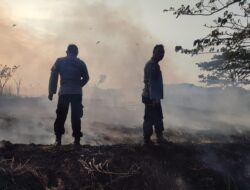 Personel Polsek Juwana dan Tim Damkar Berjibaku Padamkan Kebakaran Lahan di Dukutalit
