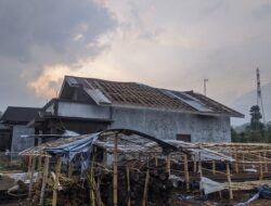 Diterjang Angin Puting Beliung, 19 Rumah Warga dan Rumah Dinas Guru di Wonosobo Porak Poranda