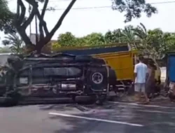 2 Orang Tewas pada Kecelakaan Innova Tabrak Truk Parkir di Jalan Demak-Kudus