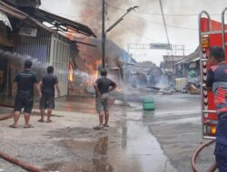 4 Kios di Pasar Limpung Batang Terbakar