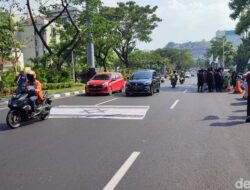 Massa Aksi Bela Palestina Gelar Bendera Israel di Jalan Pahlawan Semarang