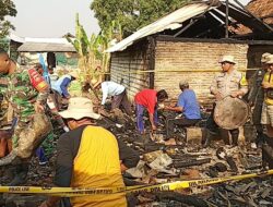 Aksi Kepedulian, Bhabinkamtibmas Polsek Jakenan Kerja Bakti Pasca Bencana Kebakaran di Rumah Warga Desa Binaannya