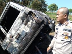 Apes! Tepergok Curi Alpukat, Mobil 2 Pemuda Bergas Semarang Dibakar Massa
