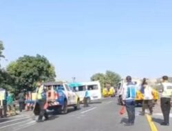 BREAKING NEWS: Kecelakaan di Tol Jatingaleh Semarang, Minibus Terguling Diseruduk Bus Hino