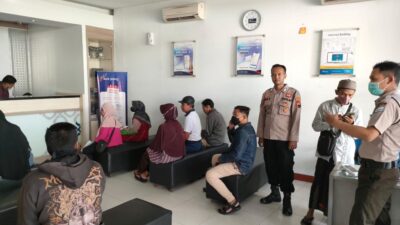 Sambangi Nasabah Bank, Polsek Kragan Beri Himbauan Hati-hati Penipuan Modus Link WA