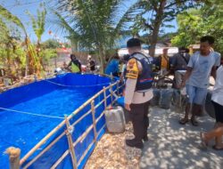 Bhabinkamtibmas dan Aprogakob Distribusikan Bantuan Air Bersih di Desa Gajahkumpul