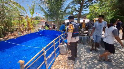 Bhabinkamtibmas Polsek Batangan Dampingi Aliansi Produksen Garam Beryodium Berikan Bantuan Air Bersih Ke Warga Desa Gajahkumpul