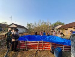 Bhabinkamtibmas Polsek Batangan Dampingi RS. Budi Agung Berikan Bantuan Air Bersih Ke Warga Desa Gajahkumpul