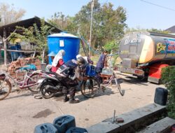 Bhabinkamtibmas Polsek Gabus Dampingi Alumni Smada 94 Berikan Bantuan Air Bersih Ke Warga Desa Gebang yang Terdampak Kekeringan