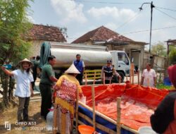 Polisi Pati Bersama Karang Taruna Sukoharjo Margorejo Berikan Bantuan Air