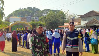 Bhabinkamtibmas dan Babinsa Sukolilo Amankan Porseni Antar Madrasah Ibtidaiyah 2023