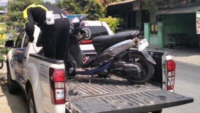 Brakk! Bocil SD Motoran Bonceng 3 Nabrak Truk Tronton di Klaten