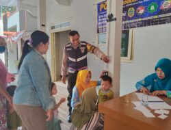 Bripka Teguh Putra Bhabinkamtibmas Desa Mojomulyo Dukung Program Posyandu Anak