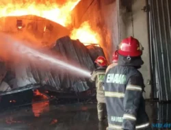 Damkar Sukoharjo Beberkan Kronologi Kebakaran Pabrik Tripleks di Polokarto