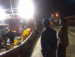 Anggota Sat Polairud Polres Rembang Pantau Aktivitas Bongkar Ikan Nelayan Tasikagung