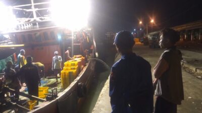 Anggota Sat Polairud Polres Rembang Pantau Aktivitas Bongkar Ikan Nelayan Tasikagung