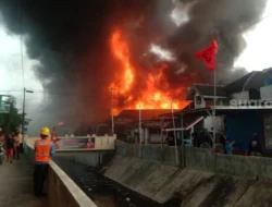 Gudang Rongsok di Pasar Kliwon Solo Terbakar Hebat!