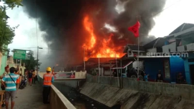 BREAKING NEWS! Kebakaran Hebat Melanda Gudang Rongsok di Pasar Kliwon Solo