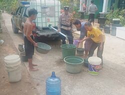 Polsek Mandiraja Polres Banjarnegara Salurkan Air Bersih ke Warga