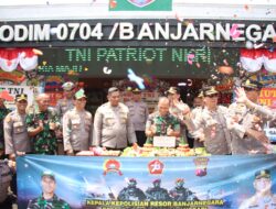 HUT Ke-78 TNI, Kapolres Banjarnegara Bersama PJU Beri Kejutan Dandim 0704