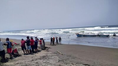 Kapal Compreng Berisi 9 ABK Terbalik di Laut Cilacap, 1 Orang Tewas-2 Hilang