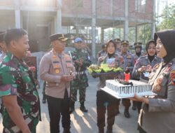 Kapolresta Pati Bawa Kue Ulang Tahun Bertuliskan Dirgahayu TNI untuk Dandim Pati
