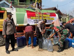 Kapolsek Rembang Kota Dampingi Langsung Penyaluran Bantuan Air Bersih Ke Warga