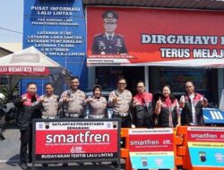Dukung Aman Berkendara, Smartfren dan Kepolisian Pasang Pembatas Jalan di Semarang