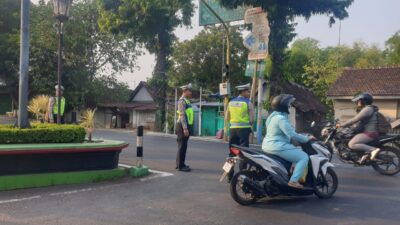 Melawan Arus, Satlantas Polresta Pati Tindak 33 Pelanggar dan 13 Teguran di Jalan Sunan Kalijaga Pertigaan Godi