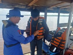 Minimalisir Kecelakaan Air, Personil Ditpolairud Himbau Keselamatan Penumpang Kapal