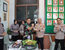 Momen Keakraban TNI-Polri, Kapolresta Pati Pimpin Personelnya Berikan Kejutan ke Makodim 0718