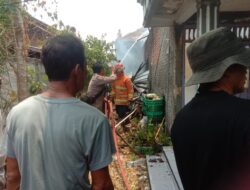 Niat Bakar Sampah Rumah Warga Wotan Sukolilo Ikut Terbakar, Polisi Bersama Warga Bergerak Padamkan Api