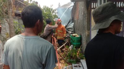 Polisi dan Warga Bahu-membahu Padamkan Kebakaran Rumah di Sukolilo